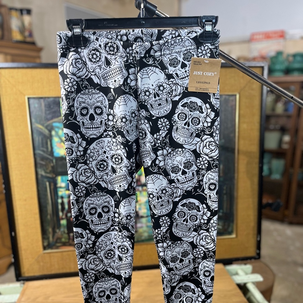NWT: JUST COZY Faux Fur Lined Skull Print Leggings